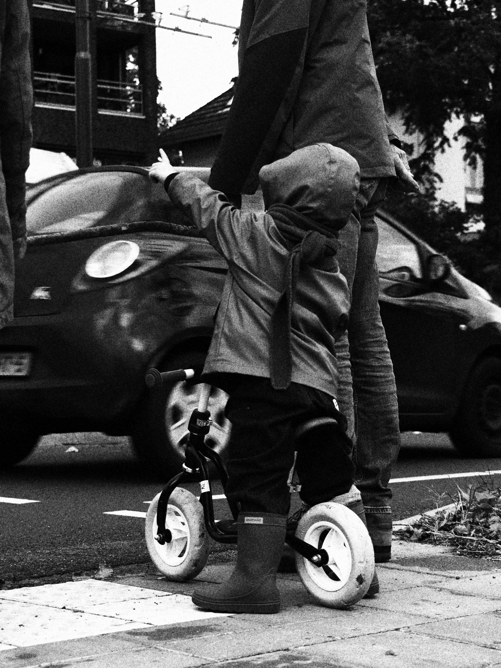 Kindje met opa en oma in de stad