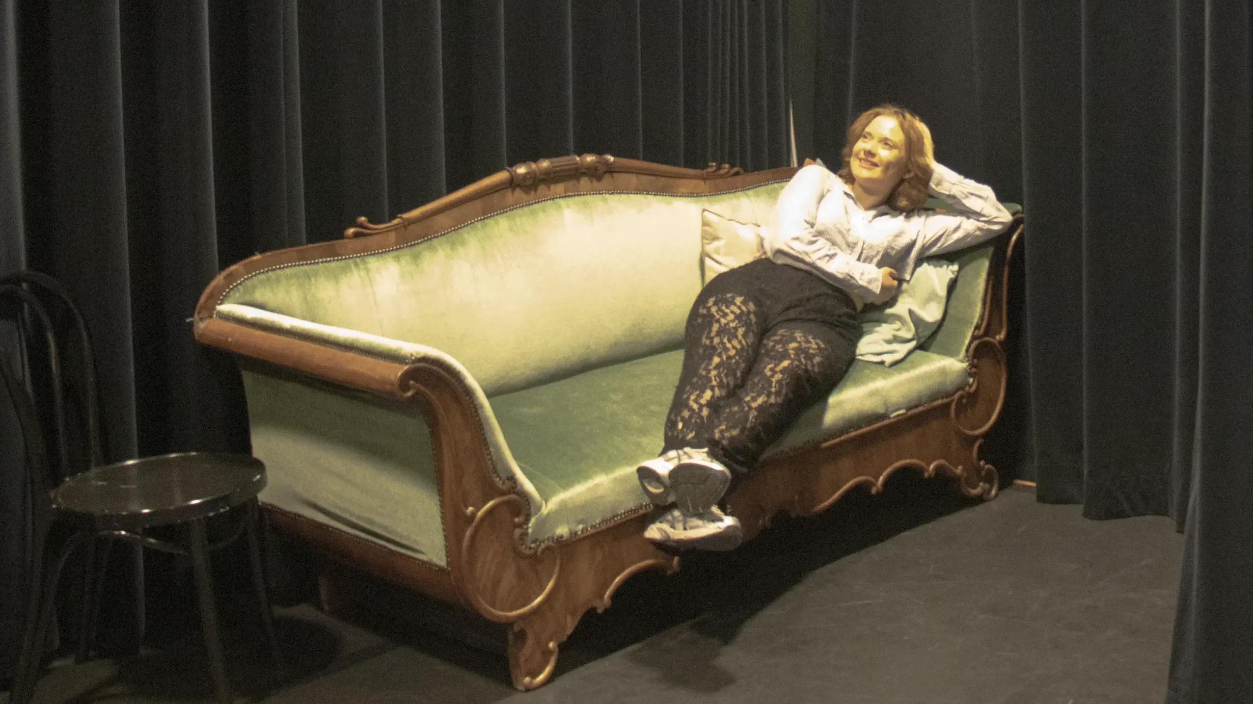 op de bank in theater