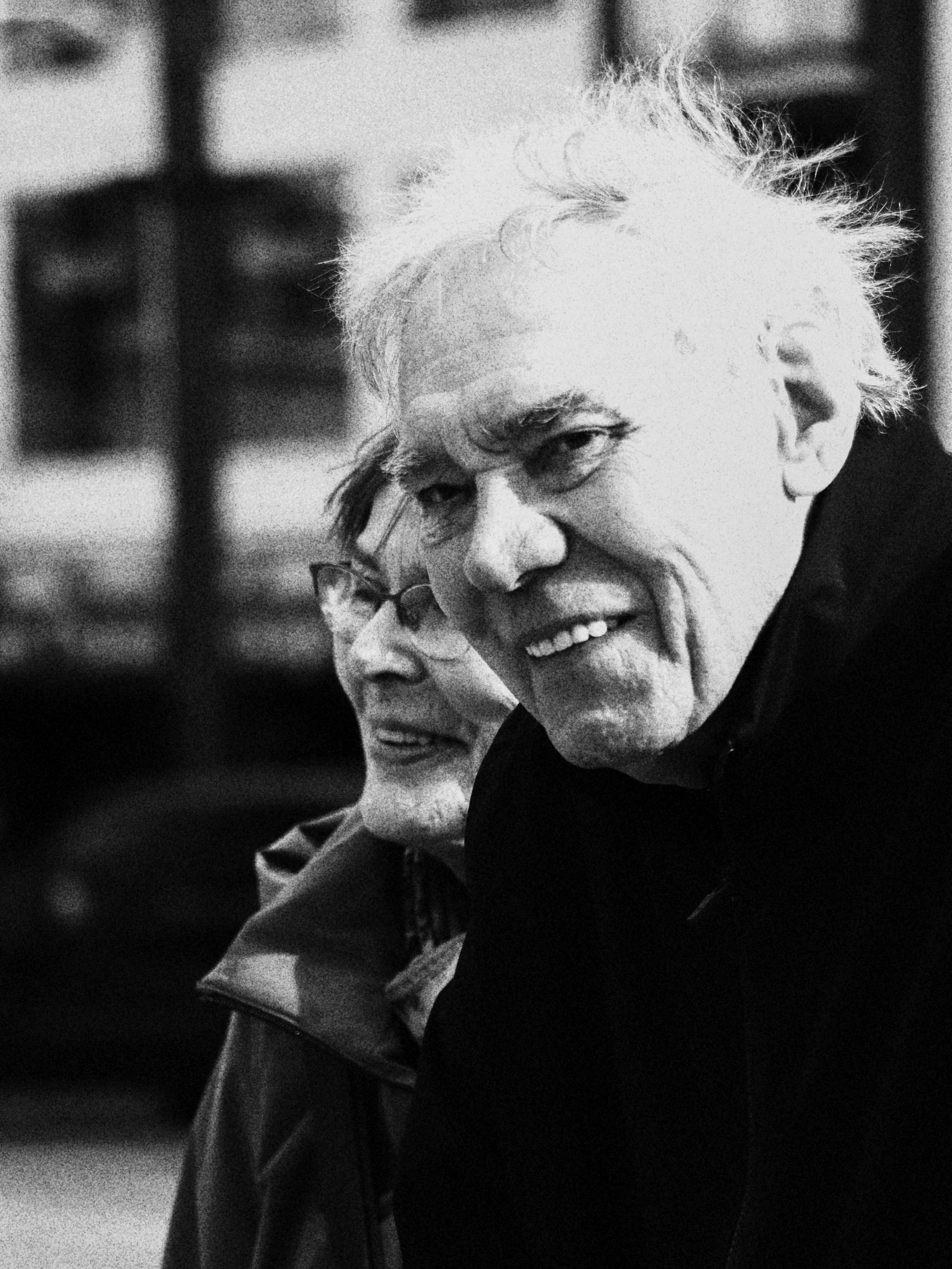 Stel wachtend op de bus