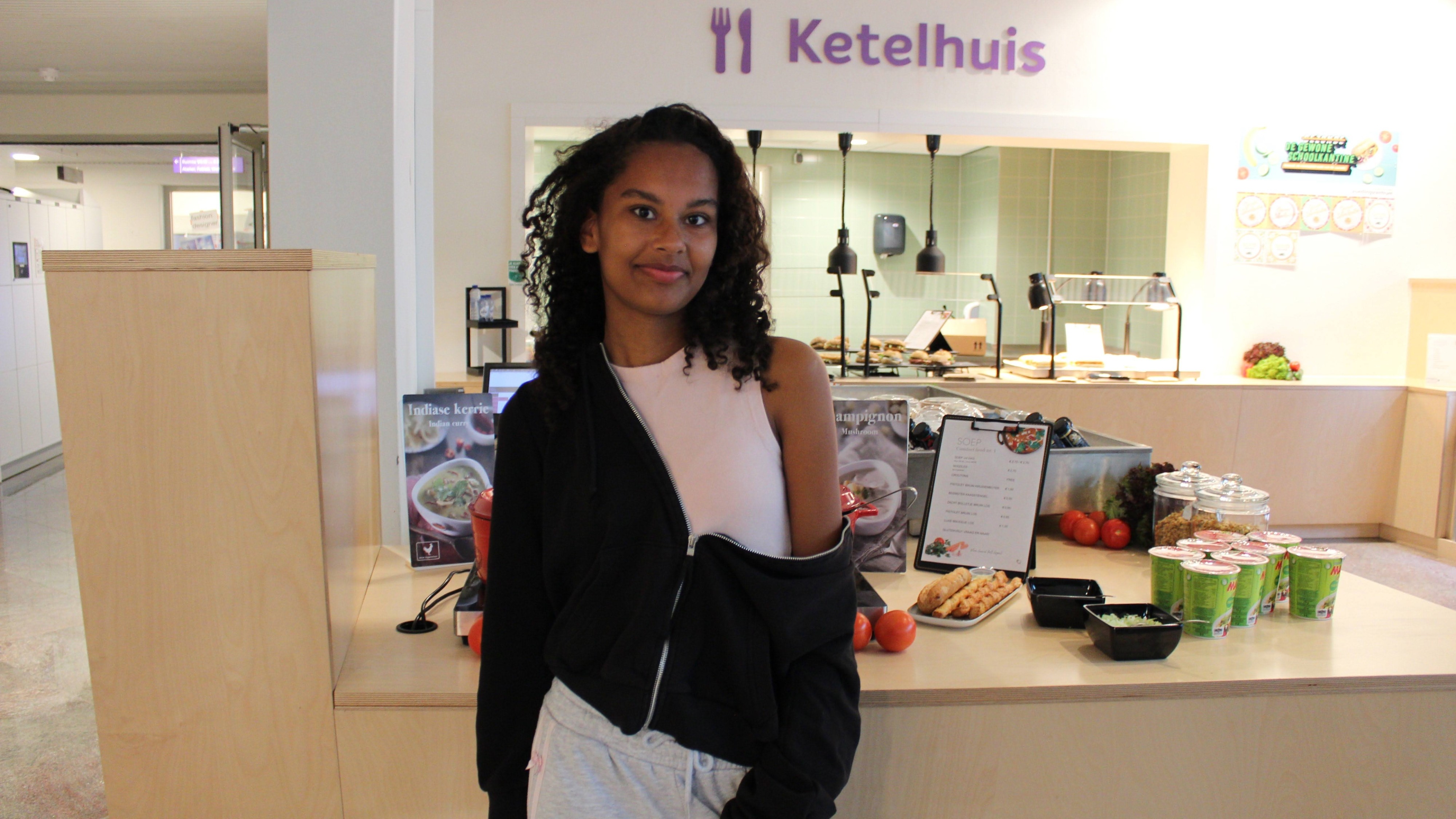 Alyn in de kantine