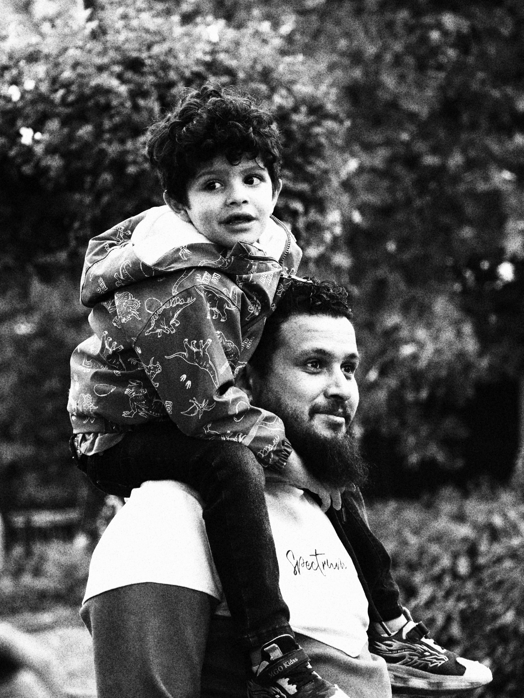 Jongetje op vaders schouder