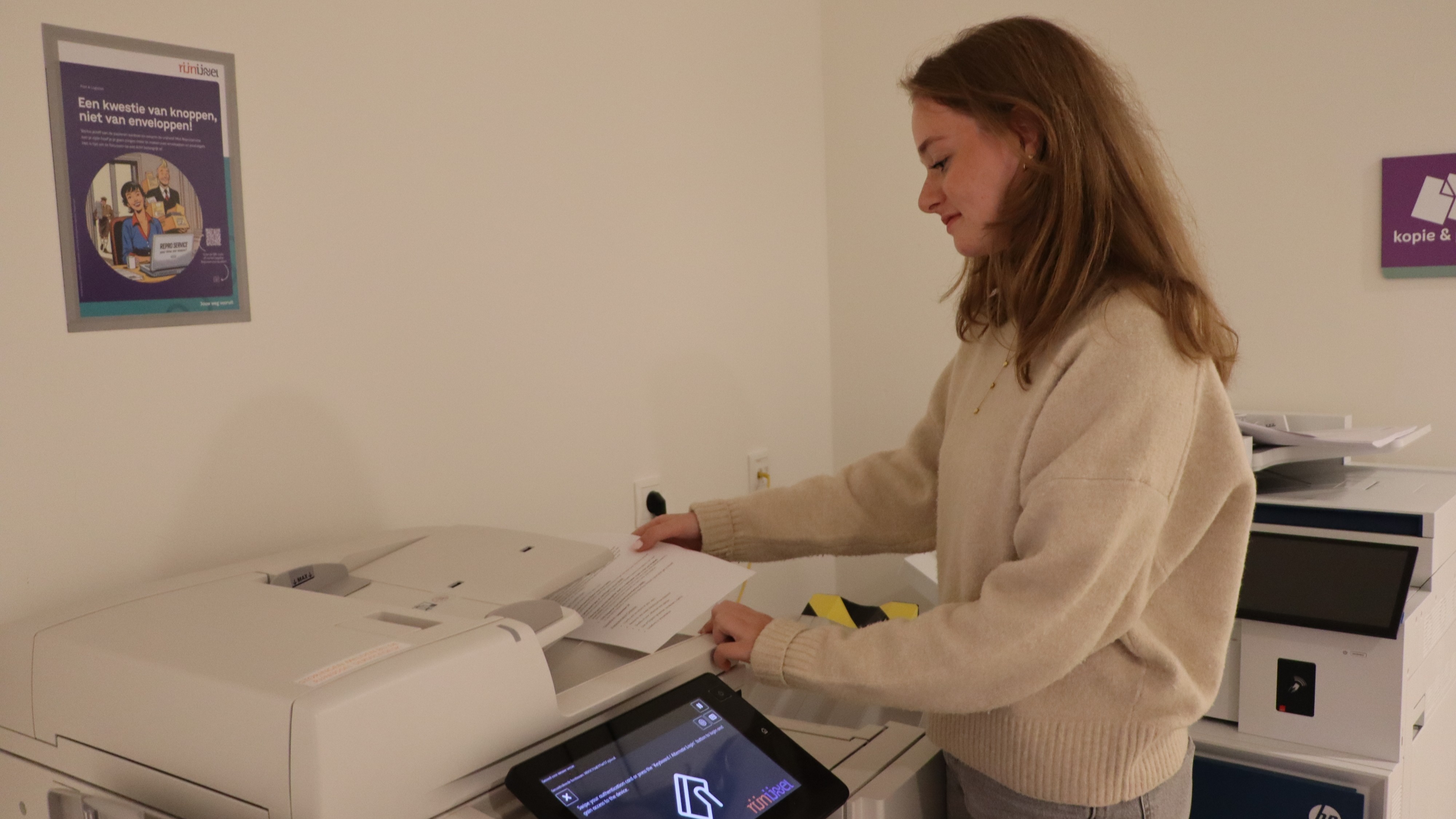 Elisa bij de printer